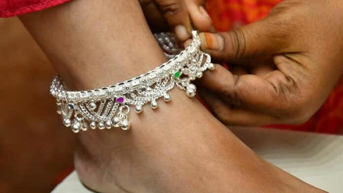 இன்றைய வெள்ளி விலை திருச்சி சந்தையில் கொலுசு ஆபரணங்கள்.