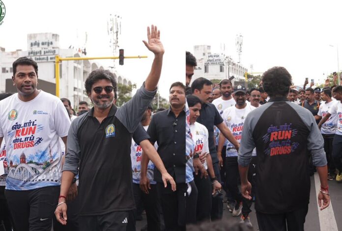 சென்னை மெரினா கடற்கரை ஸ்டார்ட் ரன் ஸ்டாப் டிரக்ஸ் விழிப்புணர்வு மாரத்தான் ஓட்டத்தில் ஓடும் தமிழக முதல்வர் விஜய்