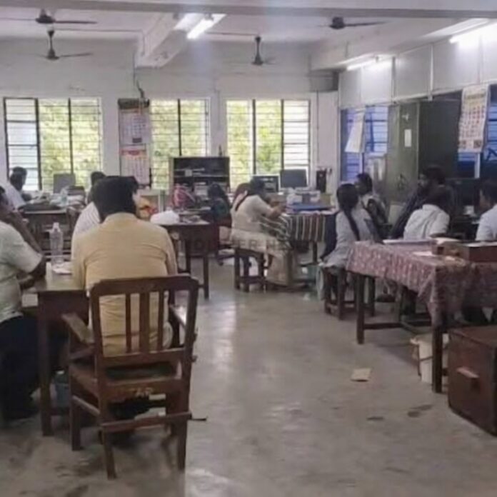 விழுப்புரம் மாவட்ட ஆட்சியரக நில அளவை அலுவலகத்தில் ரெய்டு நடத்தும் லஞ்ச ஒழிப்புத்துறை போலீசார்