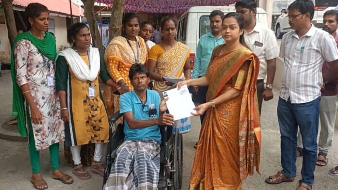 ஆட்சியர் வந்தனா கார்க் மனிதநேய செயல் மாற்றுத்திறனாளிகள் மனு