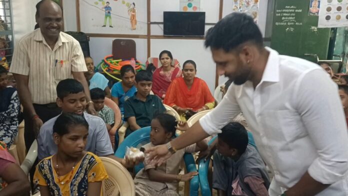 மாணவர்களுக்கு உணவு வழங்கிய எம்எல்ஏ அபிஷேக்
